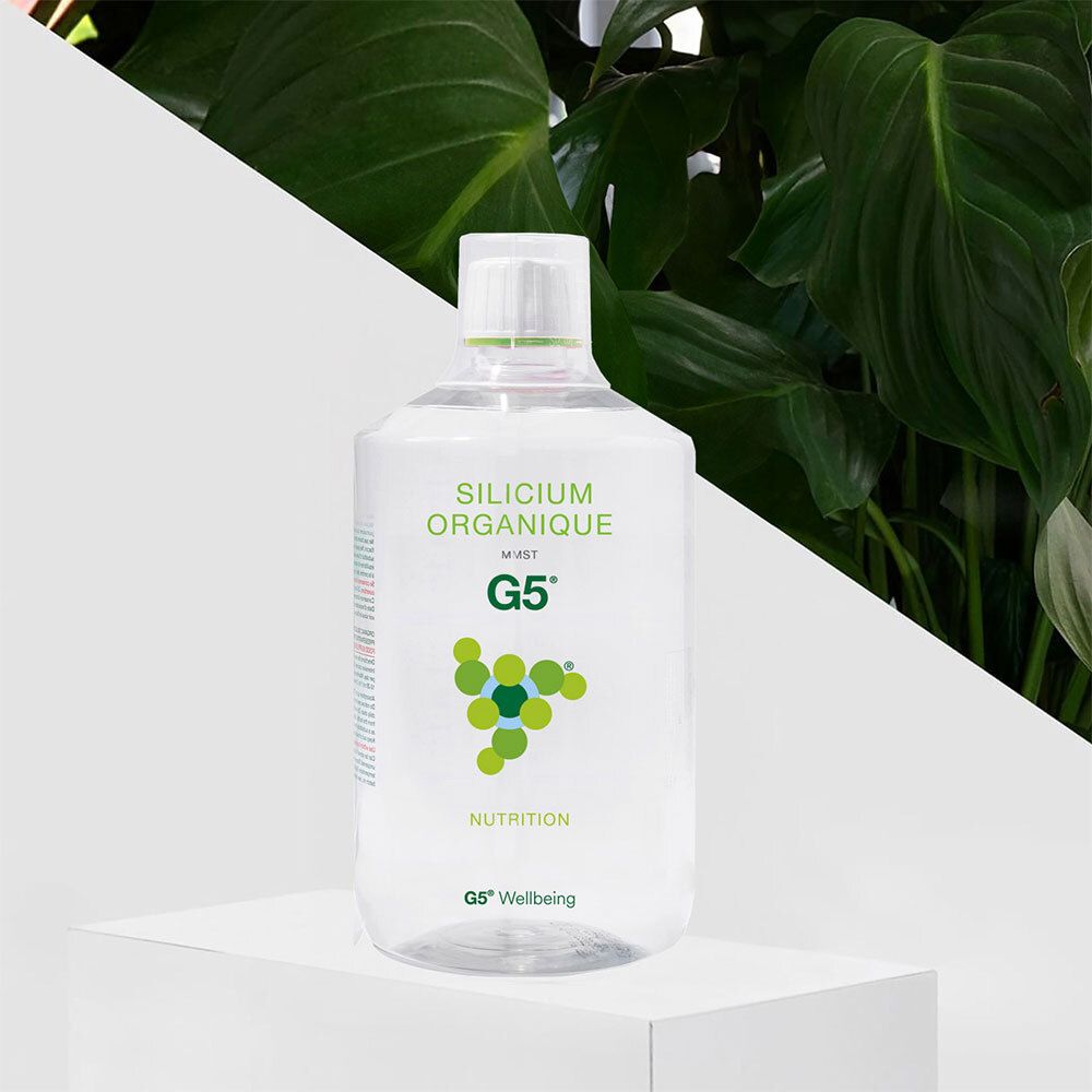 Bouteille transparente avec étiquette verte. Inscription : Silicium Organique G5. Nutrition. G5 Wellbeing. Sur socle.