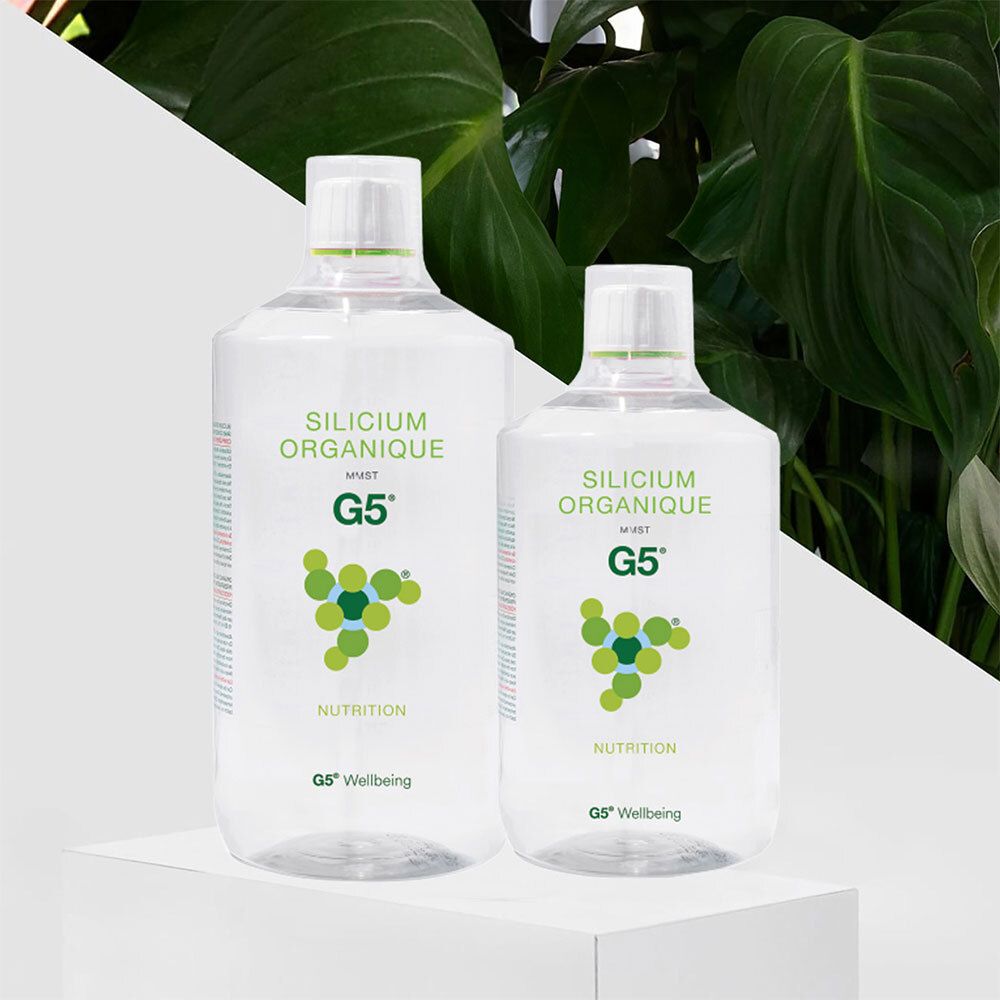 Deux bouteilles transparentes avec étiquette verte. Inscription : Silicium Organique G5. Nutrition. G5 Wellbeing. Sur socle.