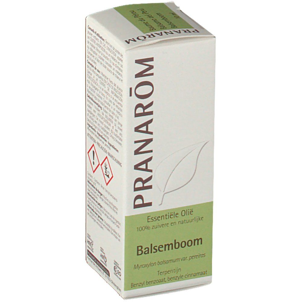 Boîte en carton avec logo et nom du produit. Texte : "Essentiële olie", "Balsemboom". Couleurs vert et blanc. Symbole de feuille.