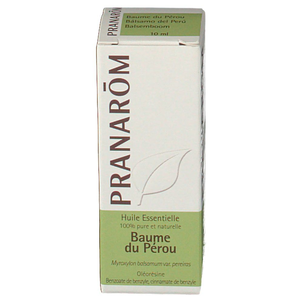 Boîte en carton avec logo et nom du produit. Texte : "Huile Essentielle", "Baume du Pérou", "10 ml". Couleurs vert et blanc. Symbole de feuille.