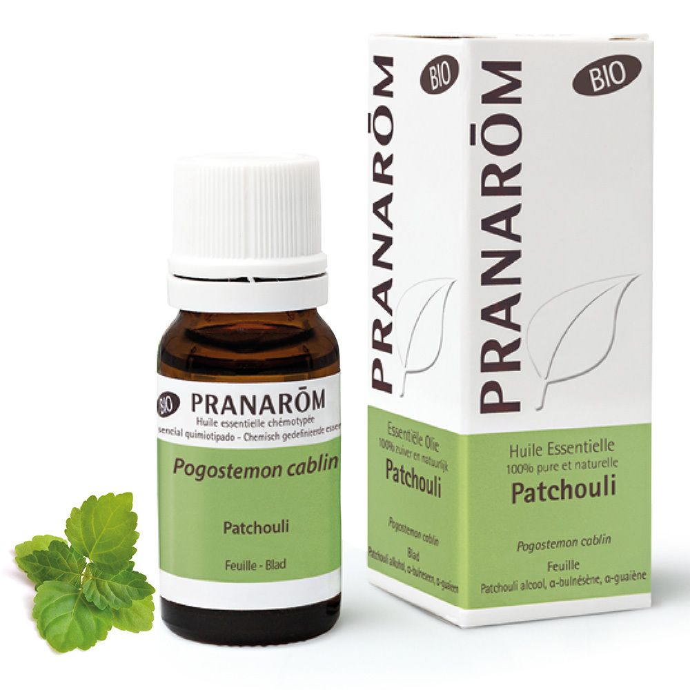 Bruine glazen fles met witte dop en groen etiket. Doos met Pranarôm logo en opschrift Patchouli.