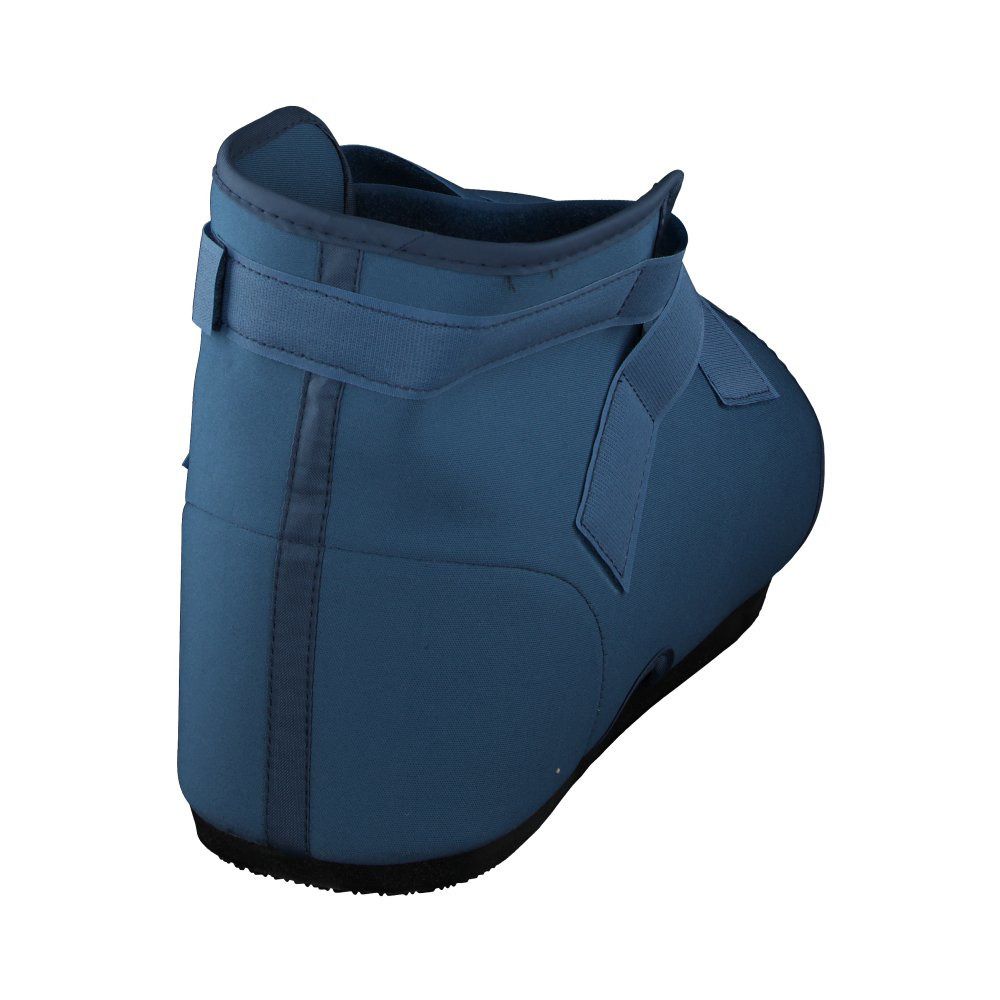 Blauer Gehschuh, Rückansicht. Schwarze Sohle, Knöchelriemen mit Klettverschluss. Glatte, blaue Oberfläche.