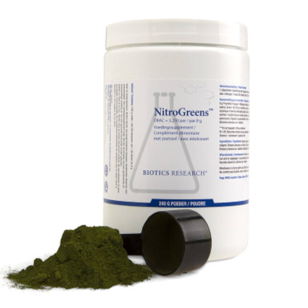 Récipient blanc, poudre verte et cuillère doseuse. Inscription: NitroGreens, BIOTICS RESEARCH. 240 g de poudre.