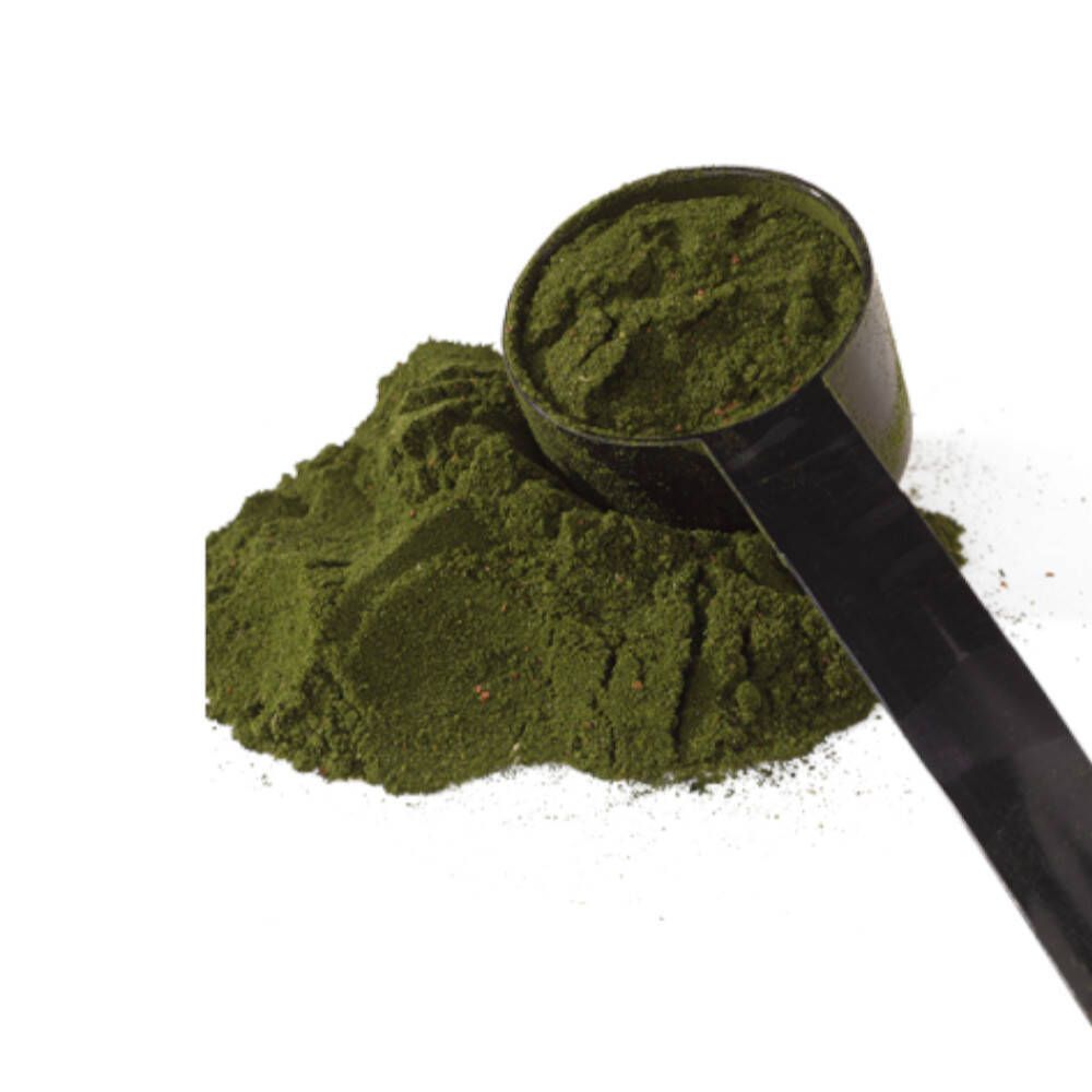 Poudre verte et cuillère doseuse. Aucune désignation de produit visible.