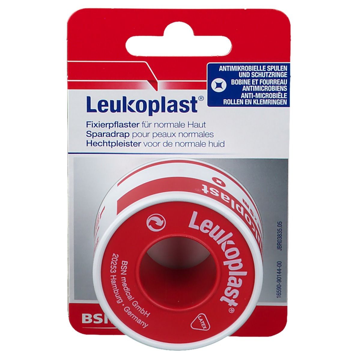 Rouleau de Leukoplast en emballage. Rouleau rouge et blanc, nom du produit et texte sur l'emballage.