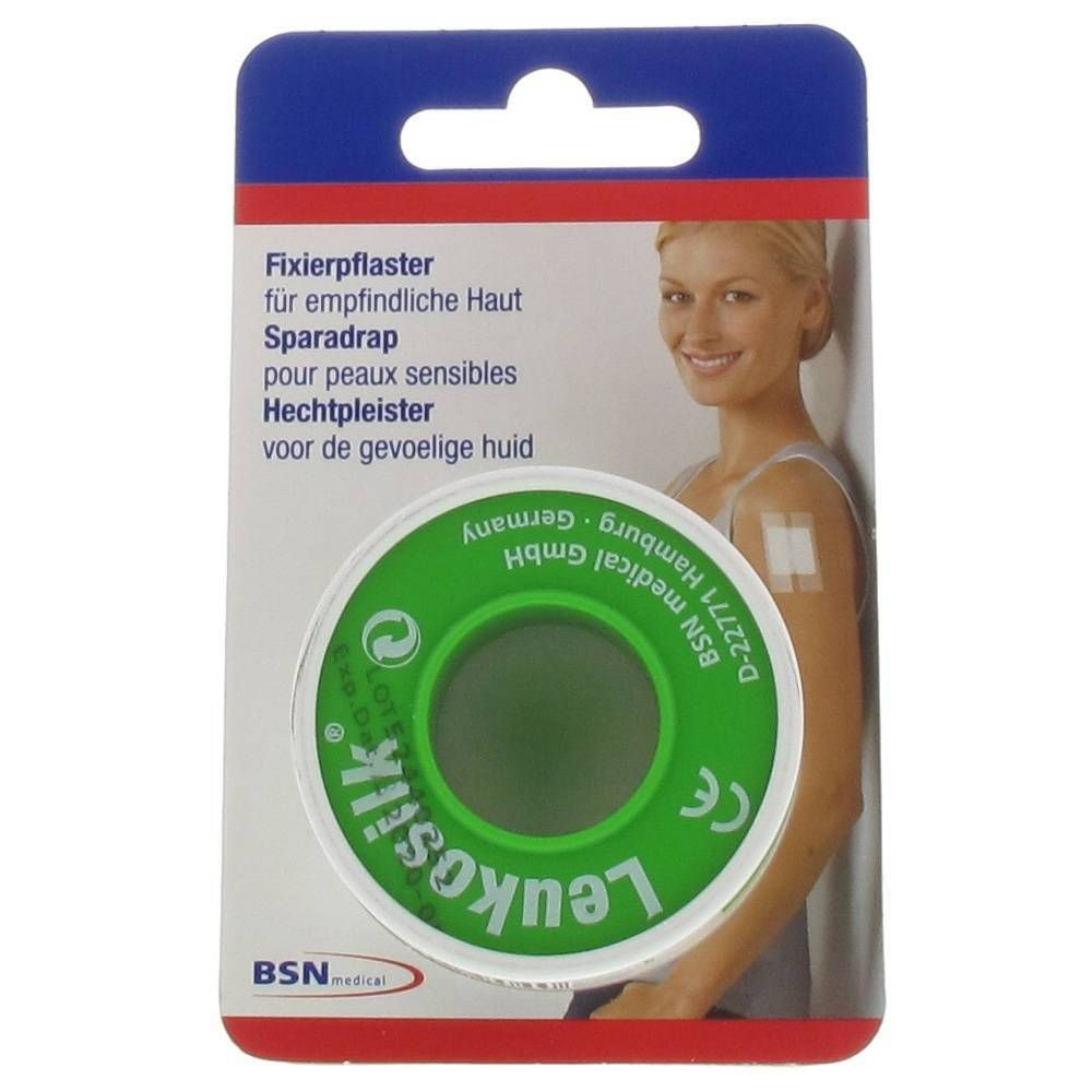 Sparadrap en emballage. Rouleau à cœur vert. Inscription : Leukosilk, BSN medical. Femme avec pansement au bras.