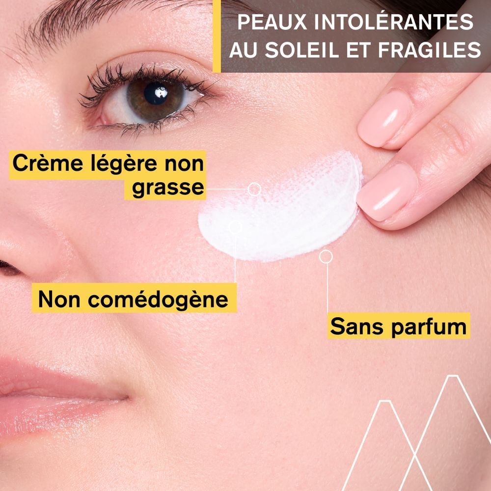 Visage d'une femme. Application de crème. Texte: Crème légère non grasse, Non comédogène, Sans parfum.