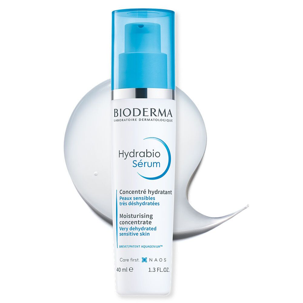 BIODERMA Hydrabio Sérum fles met blauwe pomp. Witte vloeistof op de achtergrond. Tekst: Hydrabio Sérum, Concentré hydratant.