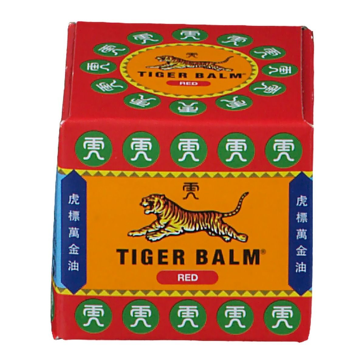 Rode Tiger Balm doos. Opschrift "TIGER BALM RED". Geel logo met tijger. Chinese karakters.