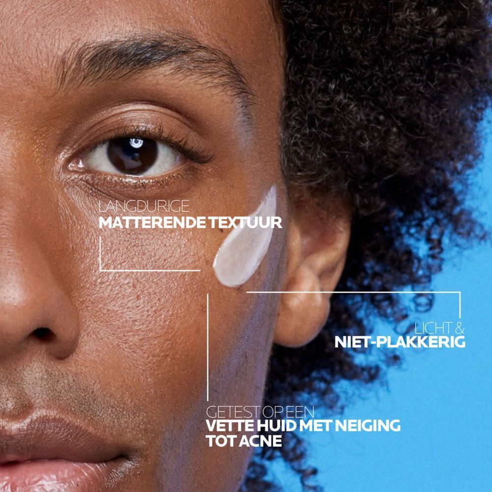 Gezicht. Crème aangebracht. Opschrift: Effaclar Mat+. Getest op vette huid met acne.