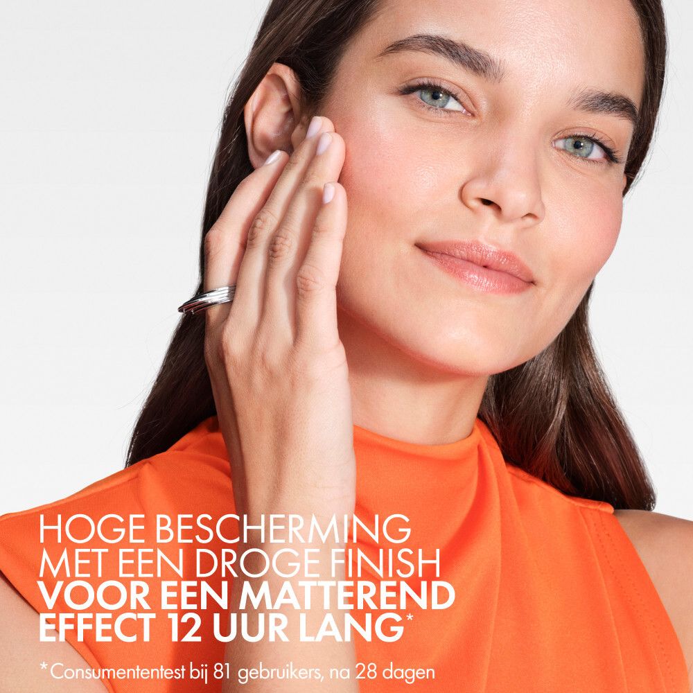 Oranje tube met witte dop. Vichy logo en productinfo. SPF 50.