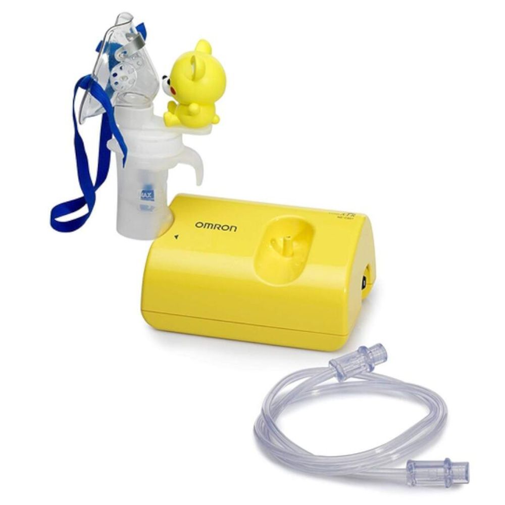 Nébuliseur jaune avec accessoires. Masque, tube, embout buccal et boîtier jaune. Logo Omron. Design enfantin avec figurine d'ours.