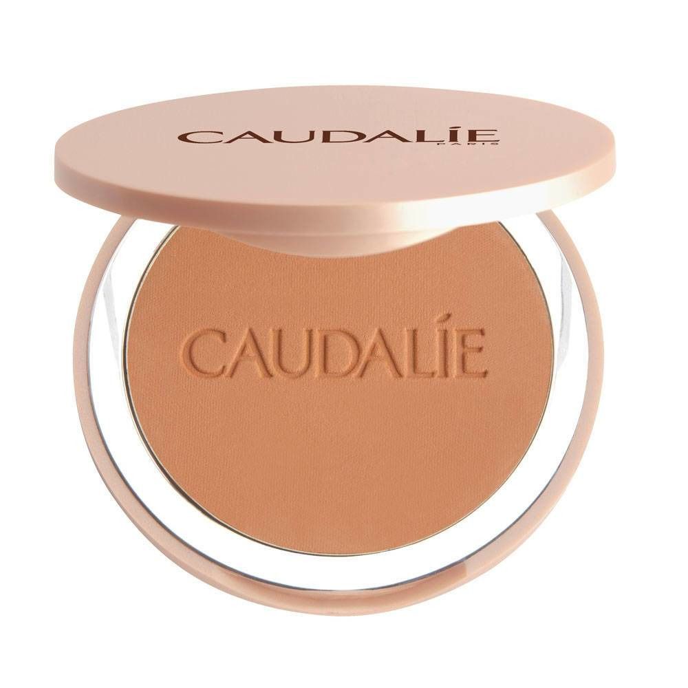 Poudre compacte avec couvercle ouvert. Le nom CAUDALIE est visible sur le boîtier et sur la poudre.