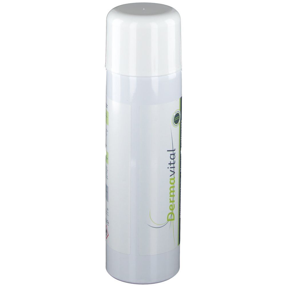 Flacon blanc avec bouchon blanc. Étiquette verte et grise avec inscription Dermavital sur le côté.