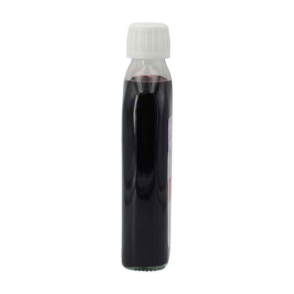Bouteille en verre étroite avec bouchon blanc, remplie de liquide foncé. Vue latérale.