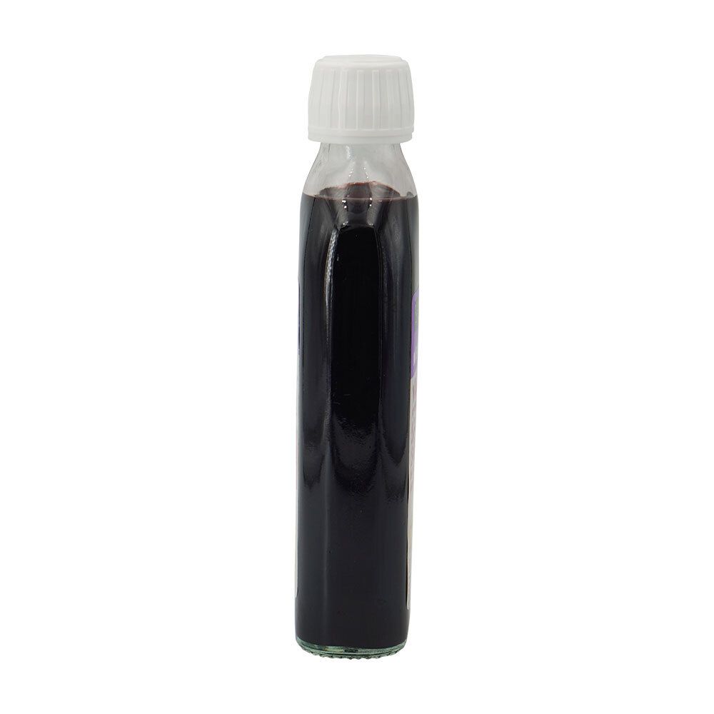 Bouteille en verre étroite avec bouchon blanc, remplie de liquide foncé. Vue latérale.