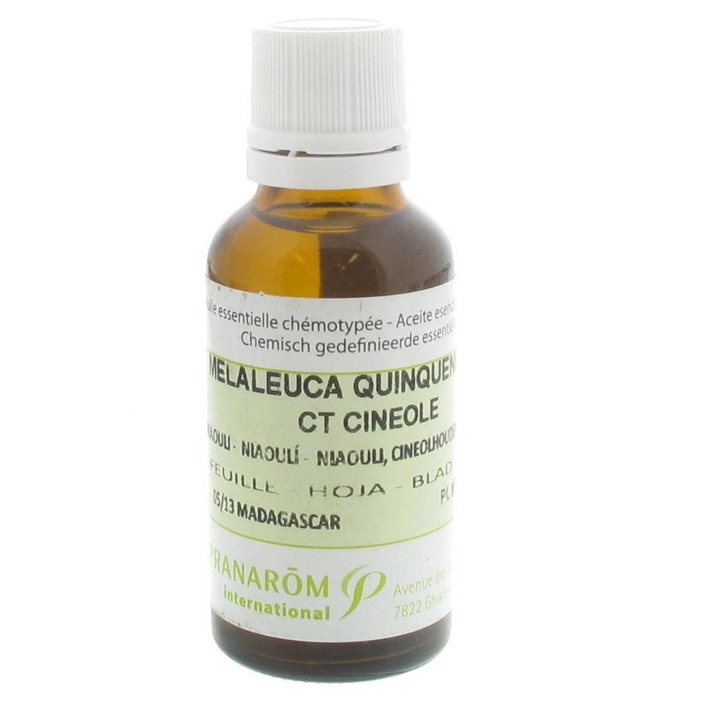 Flacon en verre brun avec bouchon blanc. Étiquette avec texte: MELALEUCA QUINQUE CT CINEOLE. Marque Pranarom.
