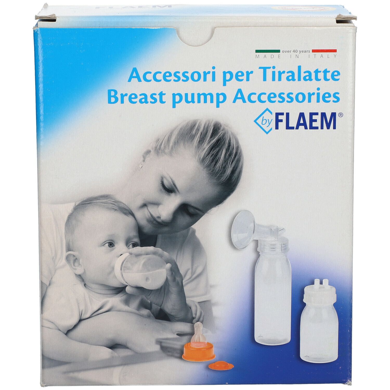 Face avant de l'emballage. Inscription : Accessori per Tiralatte Breast pump Accessories by FLAEM®. Image d'une mère et son bébé.