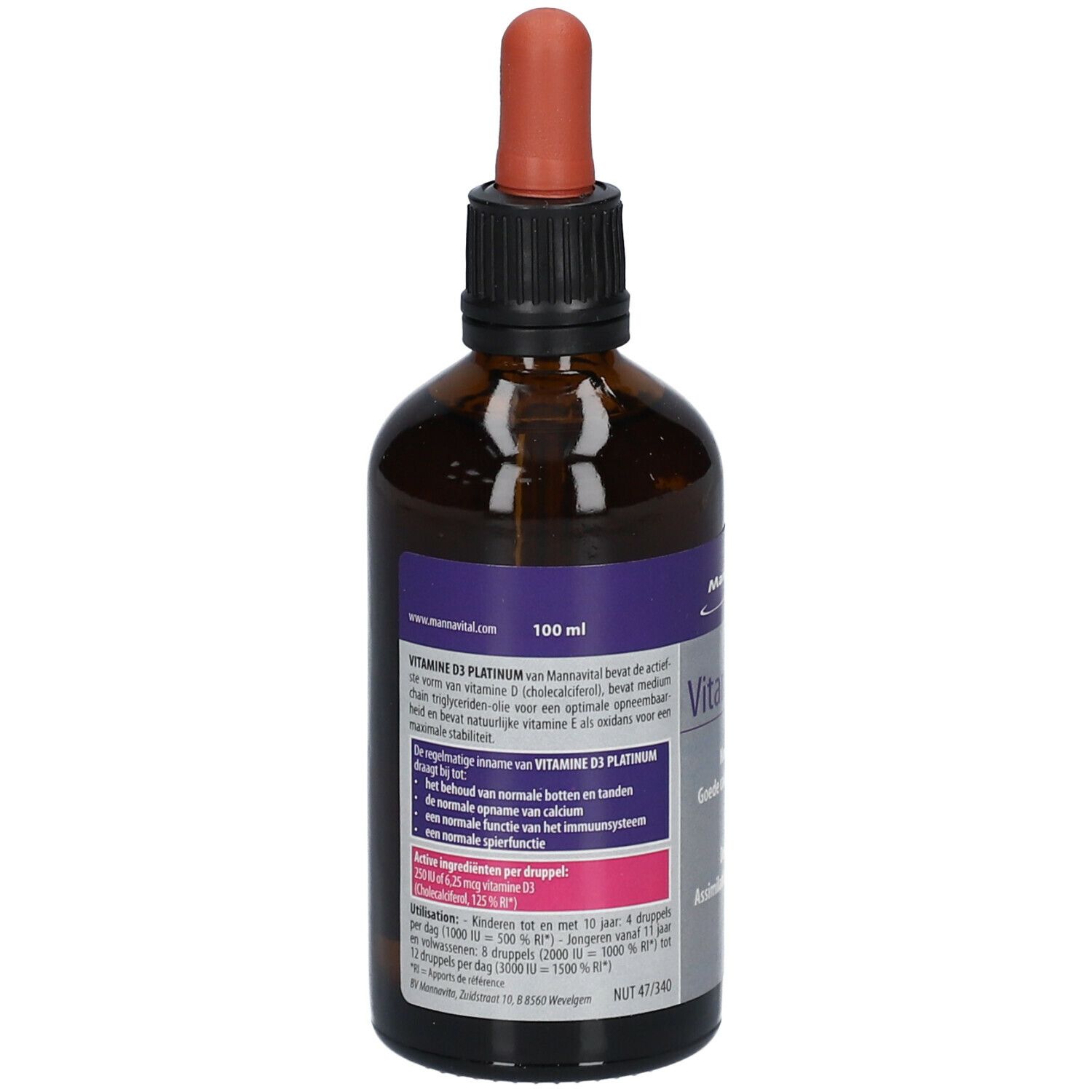 Achterkant van de bruine glazen fles. Tekstinformatie en ingrediënten. Opschrift: MannaVital® Vitamine D3 Platinum.