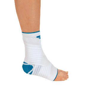 Attelle de cheville blanche et bleue sur une jambe. Matériau élastique, talon ouvert, détails bleus.