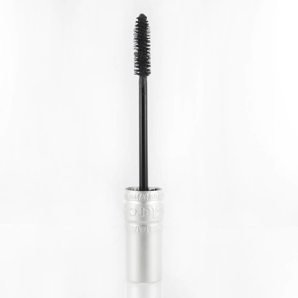 Brosse de mascara grise avec manche noir et tube argenté. La tête de la brosse est cylindrique.