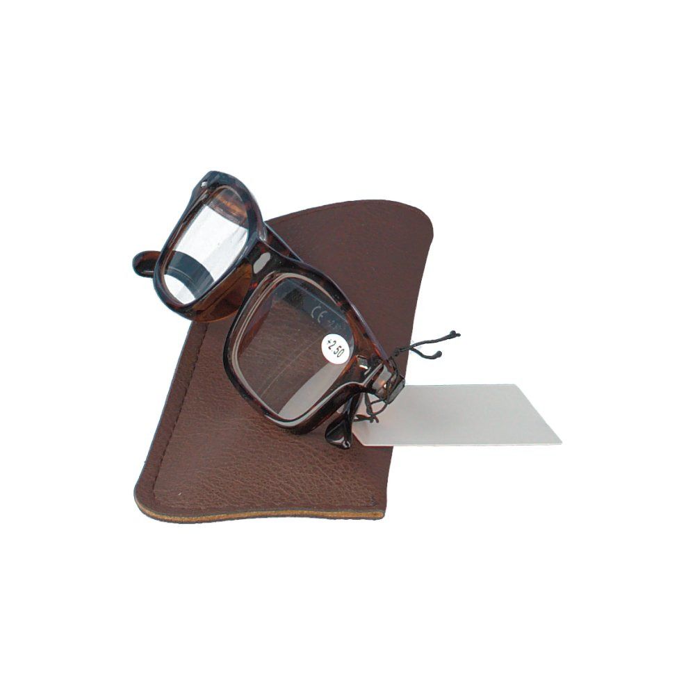 Lunettes de lecture marron +2,50 et étui. Les lunettes sont posées sur l'étui. Le verre indique +2,50.