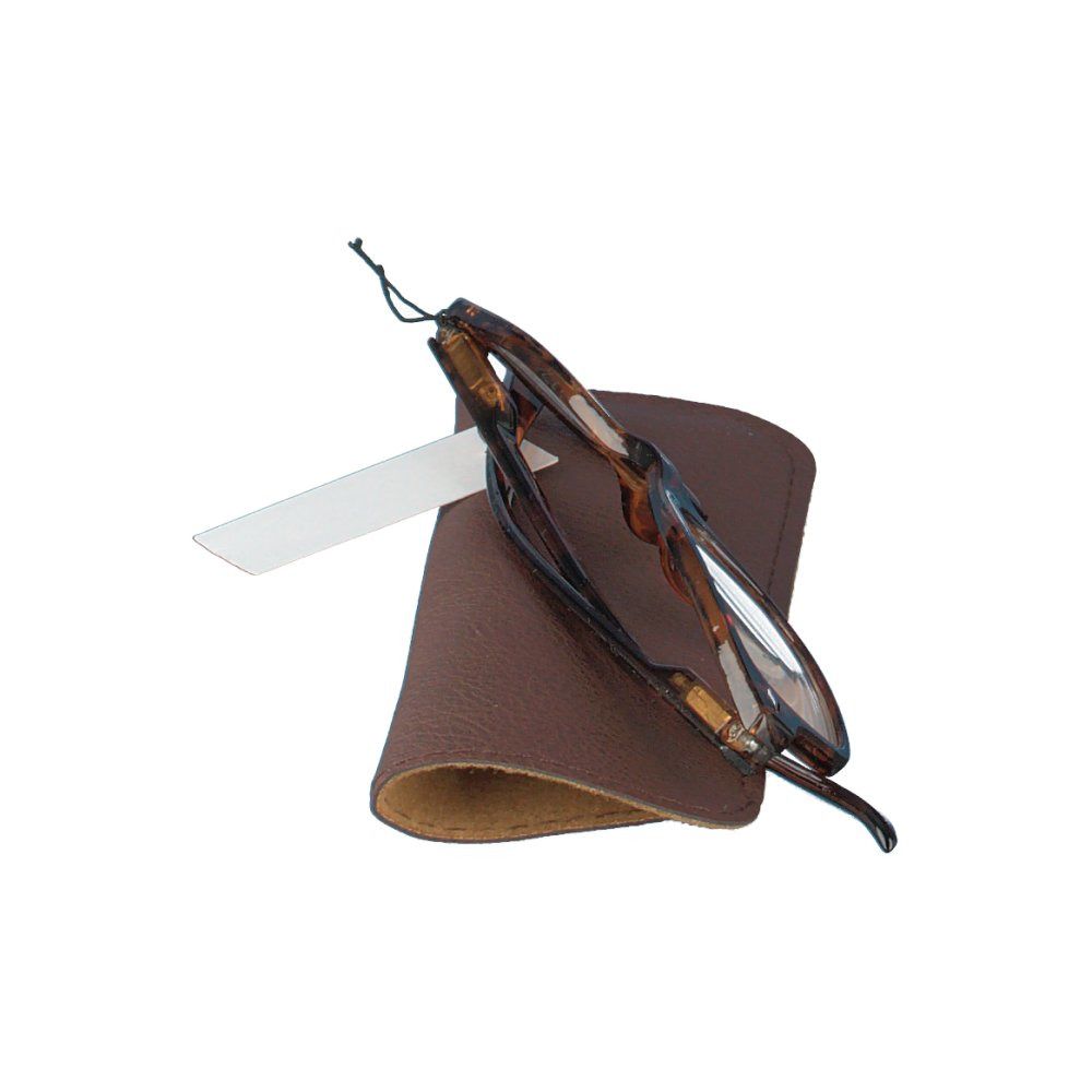 Lunettes de lecture marron +2,50 et étui. Les lunettes sont posées sur l'étui. Le verre indique +2,50.
