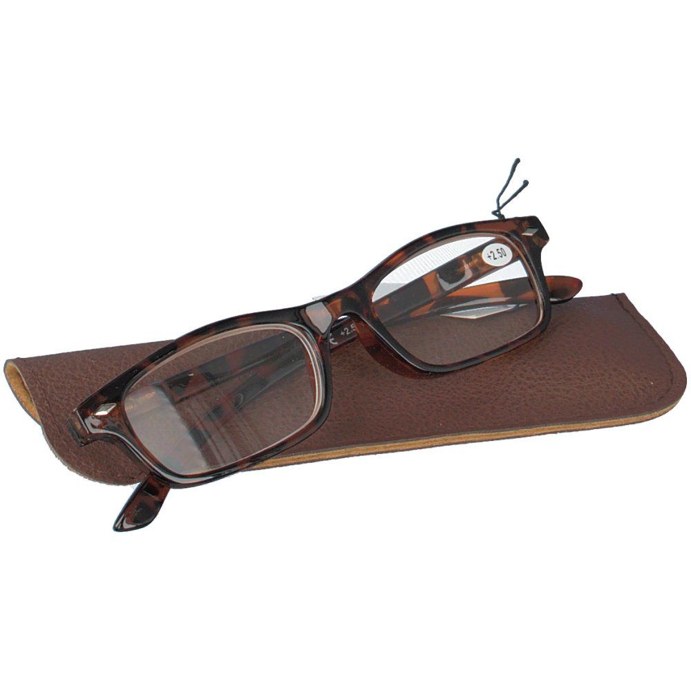 Lunettes de lecture marron +2,50 et étui. Les lunettes sont posées sur l'étui. Le verre indique +2,50.