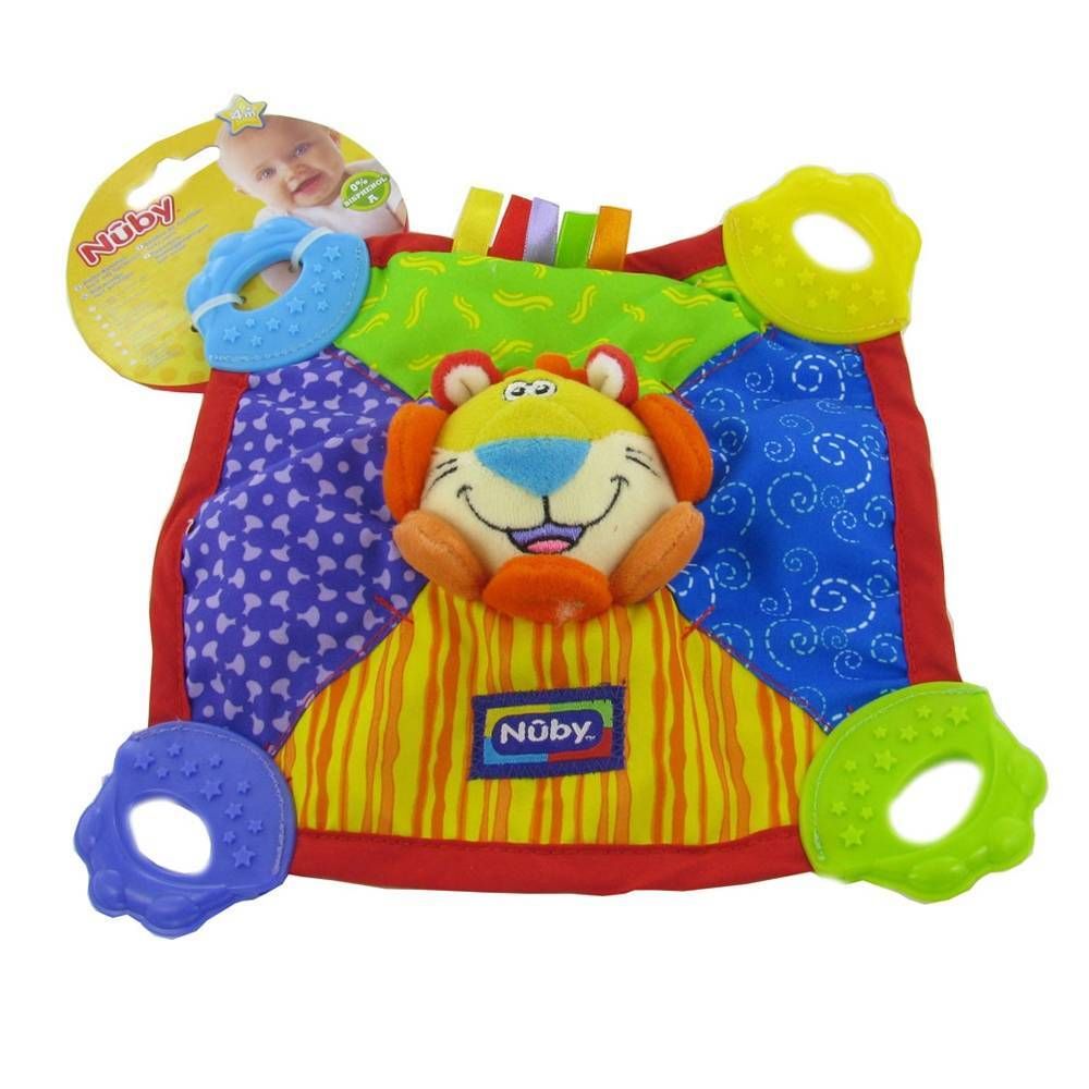 Mehrfarbiges Stoffspielzeug mit Löwenkopf und Beißringen. Auf der Verpackung ist der Markenname Nûby zu sehen.