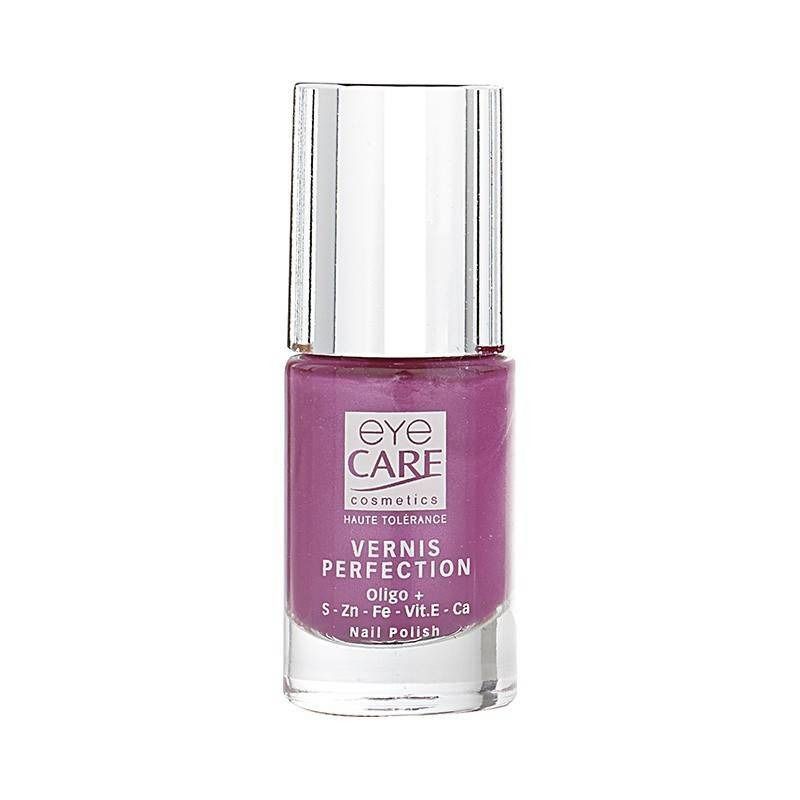 Nagellakflesje met zilveren dop. Op het etiket staat "Eye Care" en "Vernis Perfection". De kleur is een licht lila.