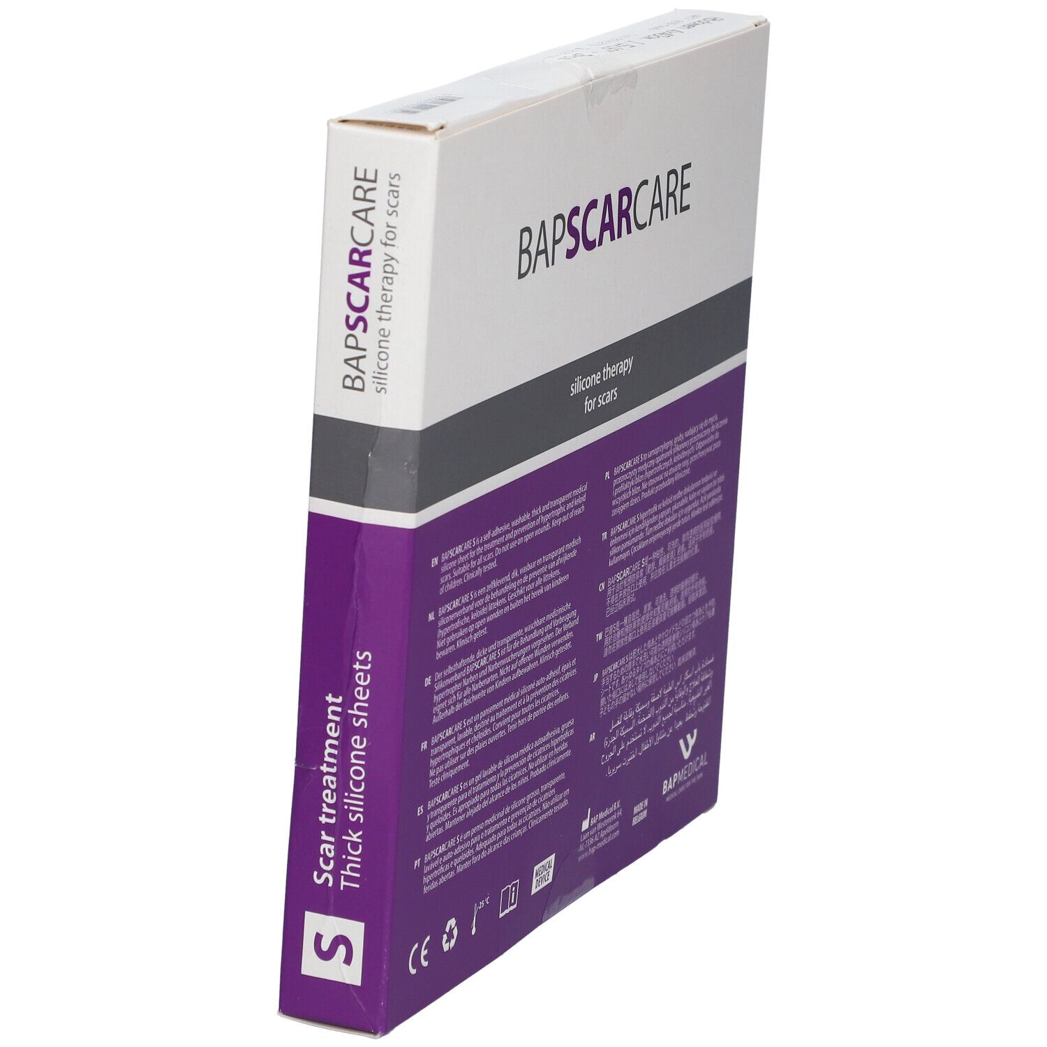 BAPSCARCARE-Verpackung, weiß und lila. Aufschrift: Narbenbehandlung, dicke Silikonfolien, waschbar. Perspektivische Ansicht.