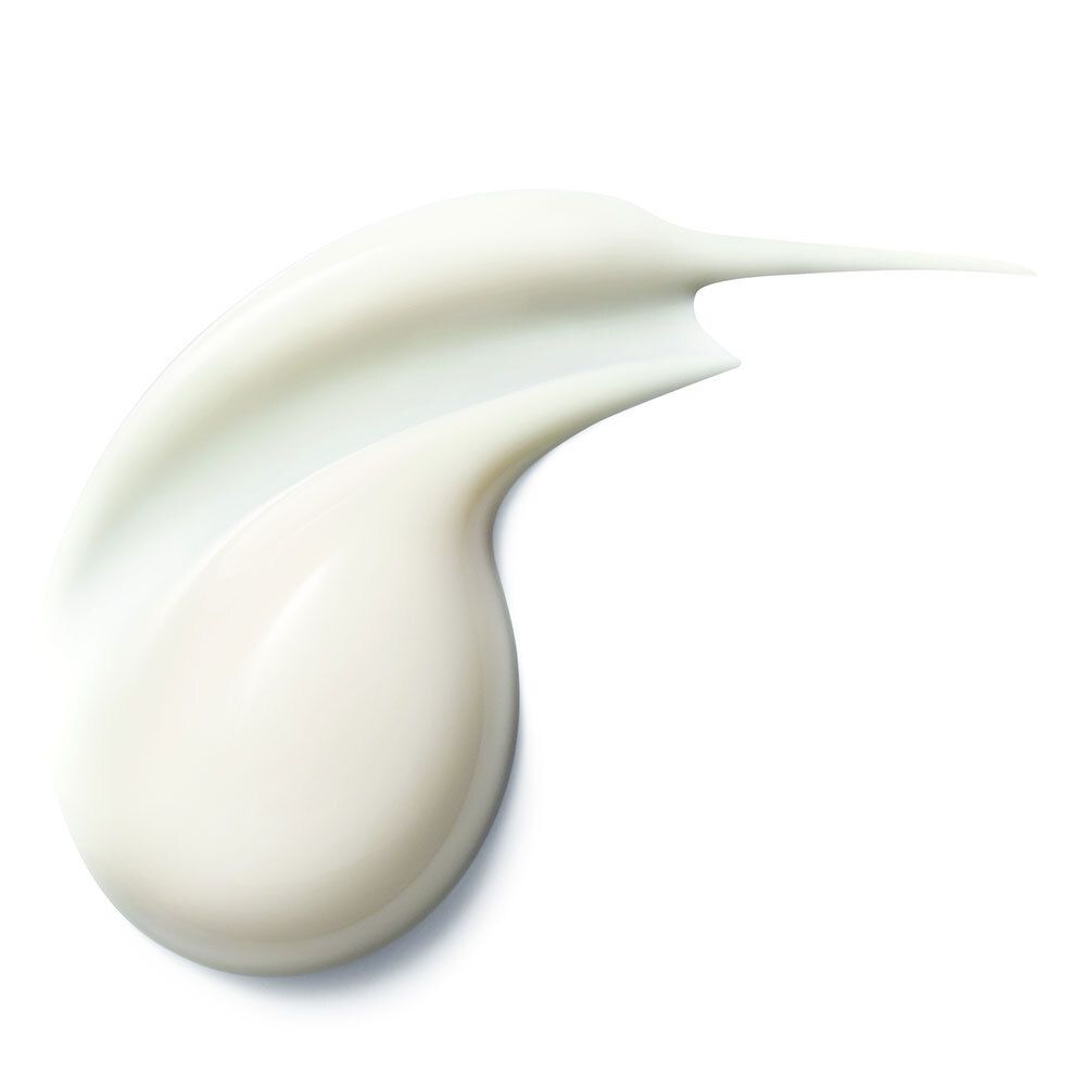 Éclaboussure de crème. Texture blanche et lisse. Sur fond blanc.