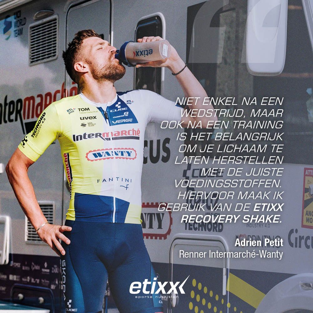 Man drinkt Etixx Recovery Shake. Tekst: Adrien Petit, wielrenner. Etixx-logo.