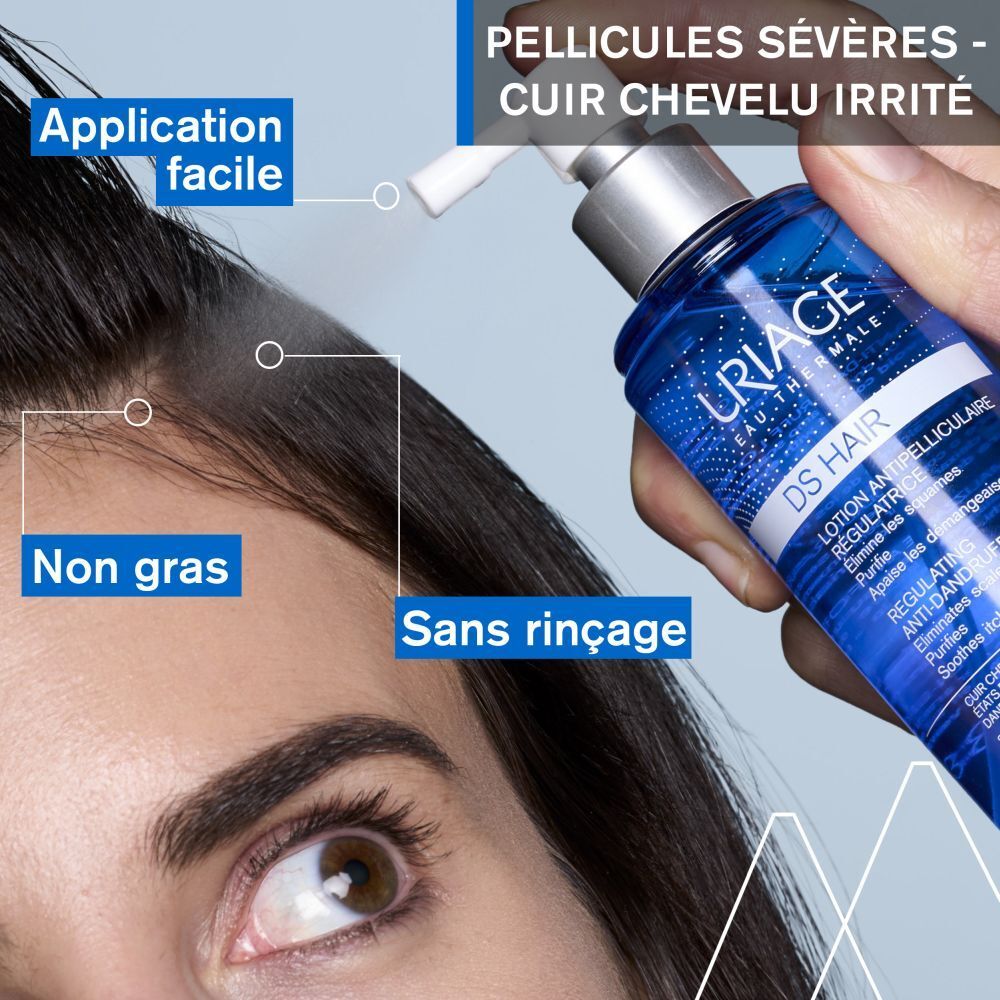 Femme vaporisant Uriage DS Hair Lotion sur le cuir chevelu. Texte en français.