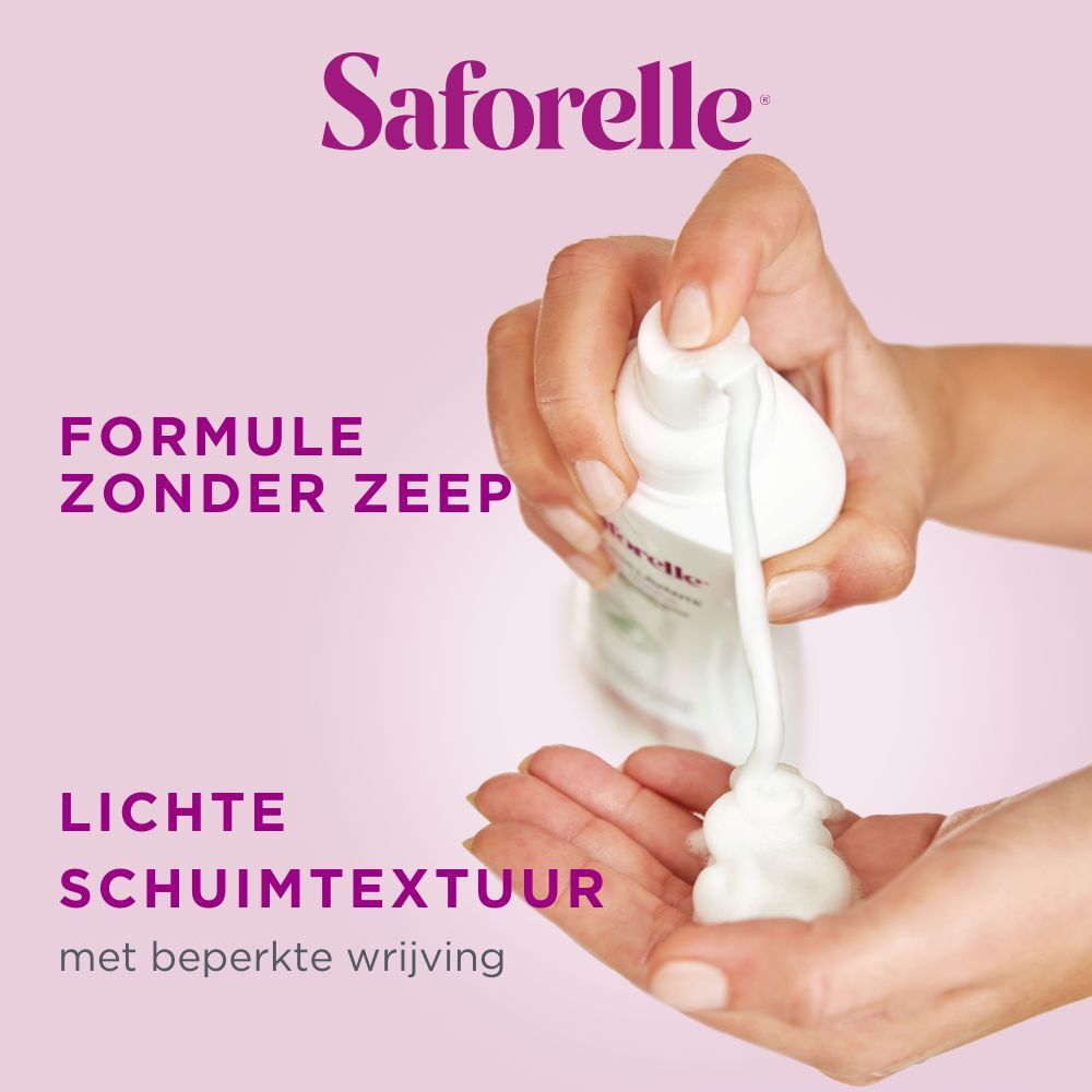 Hand mit Schaum von Saforelle. Text: Formel ohne Seife, leichte Schaumtextur.