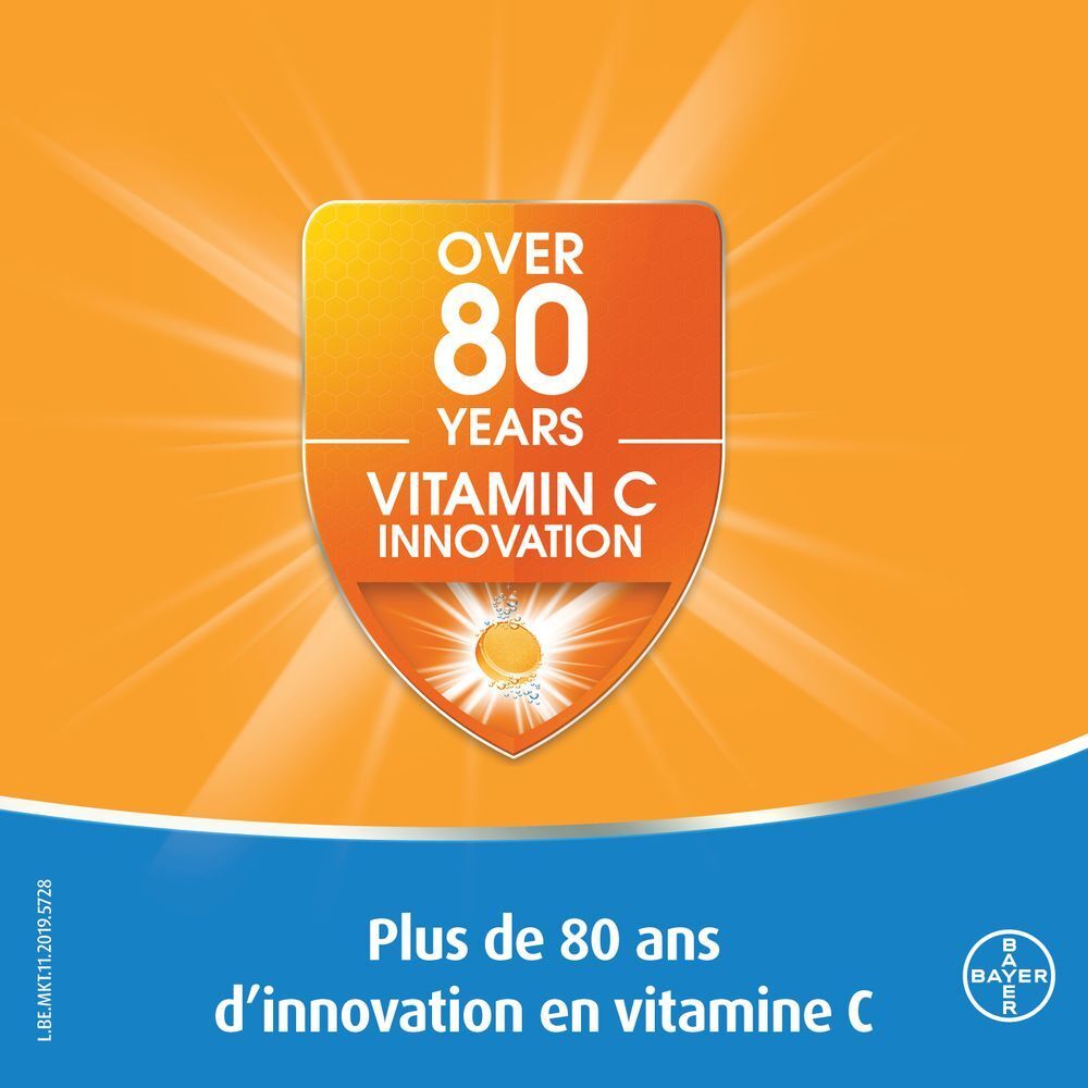 Fond orange avec texte: Plus de 80 ans d'innovation en vitamine C. Logo Bayer.