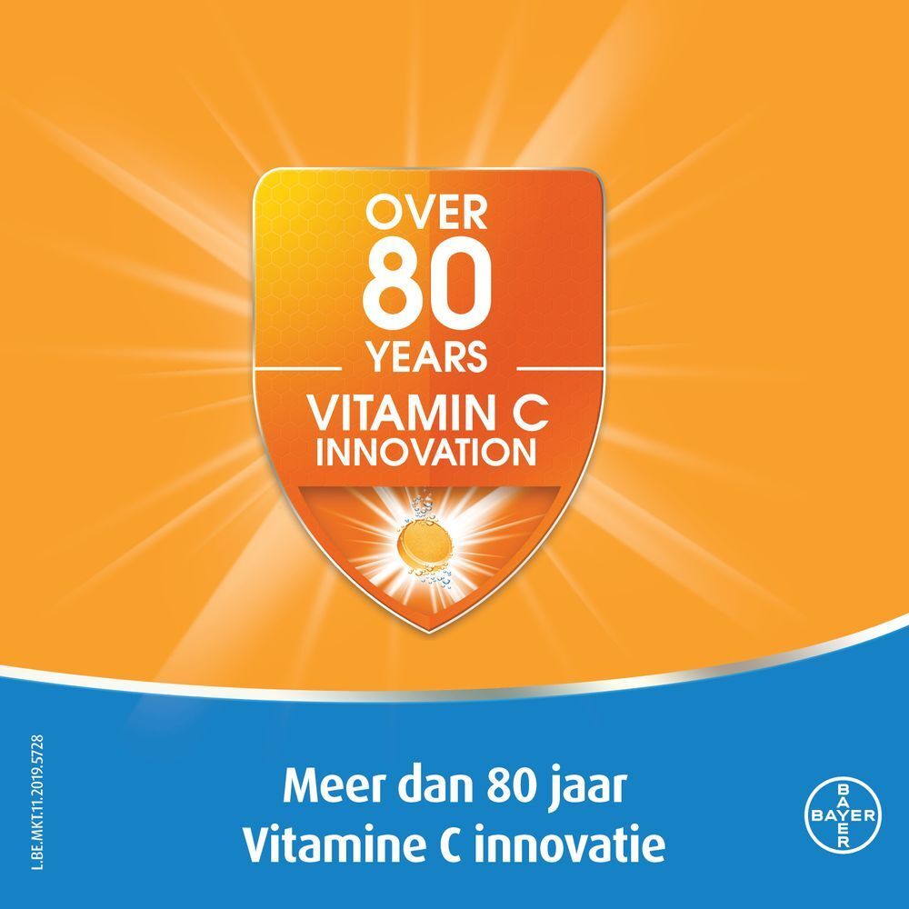 Oranje achtergrond met tekst: Meer dan 80 jaar vitamine C innovatie. Bayer logo.