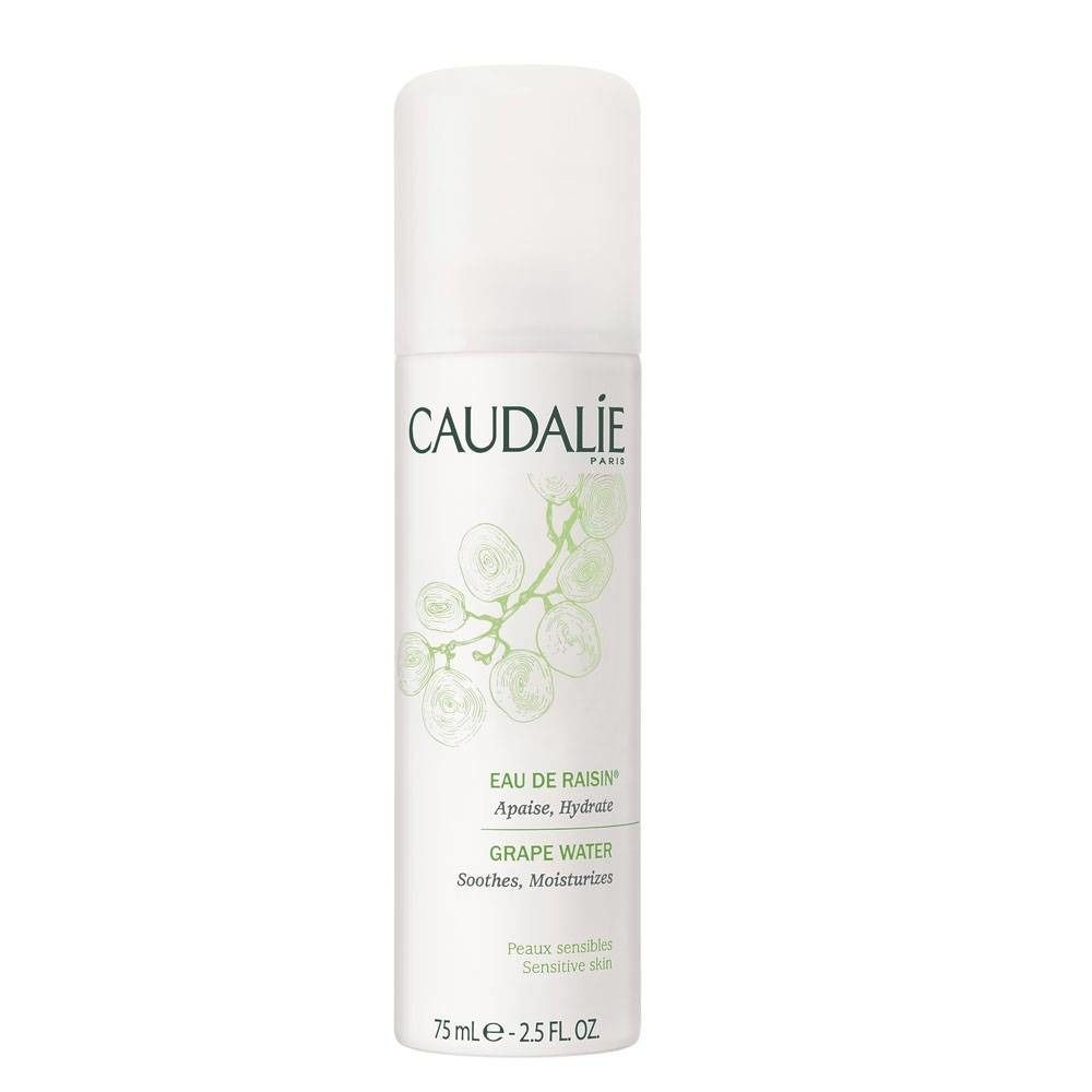 Flacone spray bianco Caudalie Eau de Raisin con tappo. Scritta: Eau de Raisin, Grape Water. Illustrazione di uva. 75 ml.