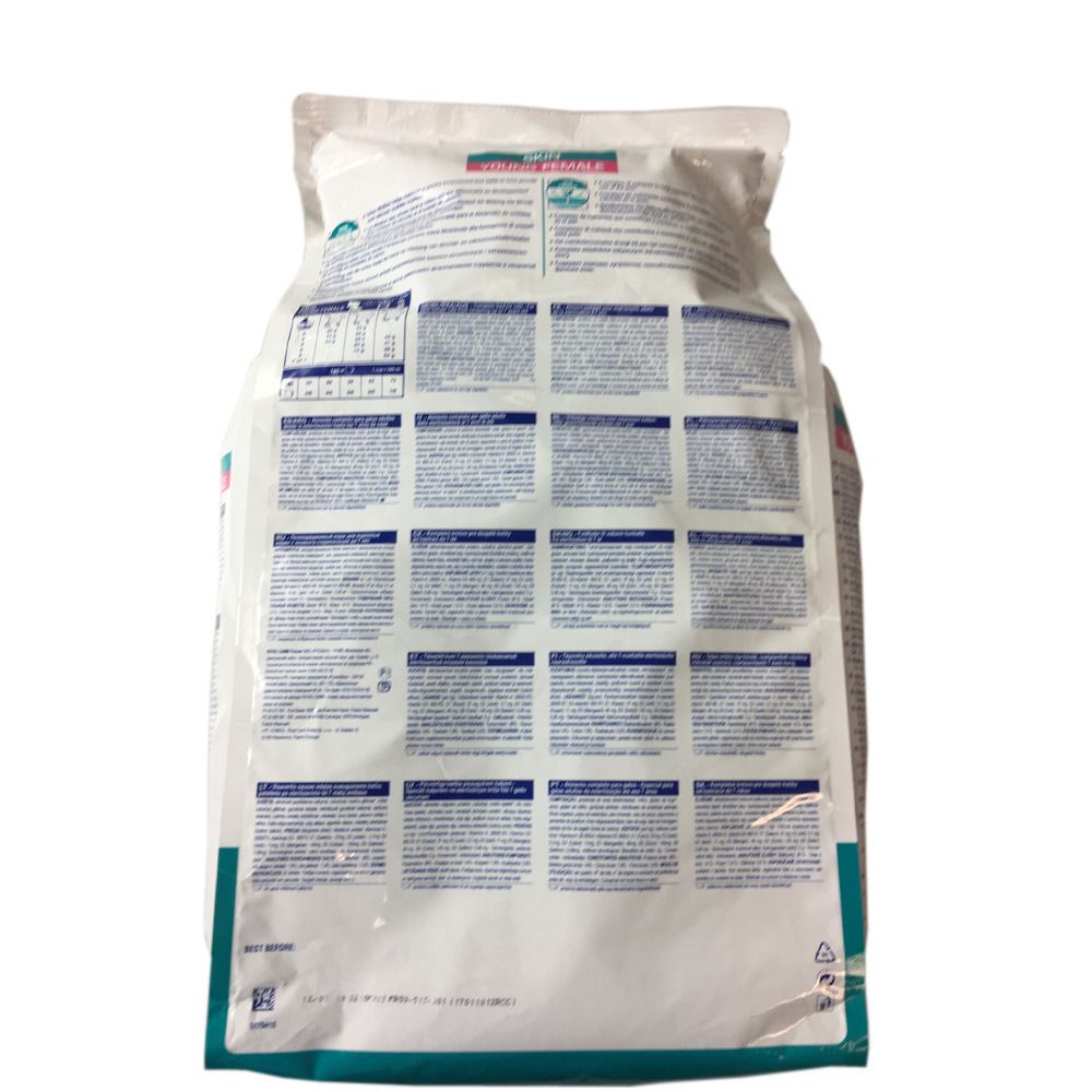Verpackung von Royal Canin Chat Young Female Skin. Rückseite mit Text in mehreren Sprachen. Weiß-grüne Verpackung.