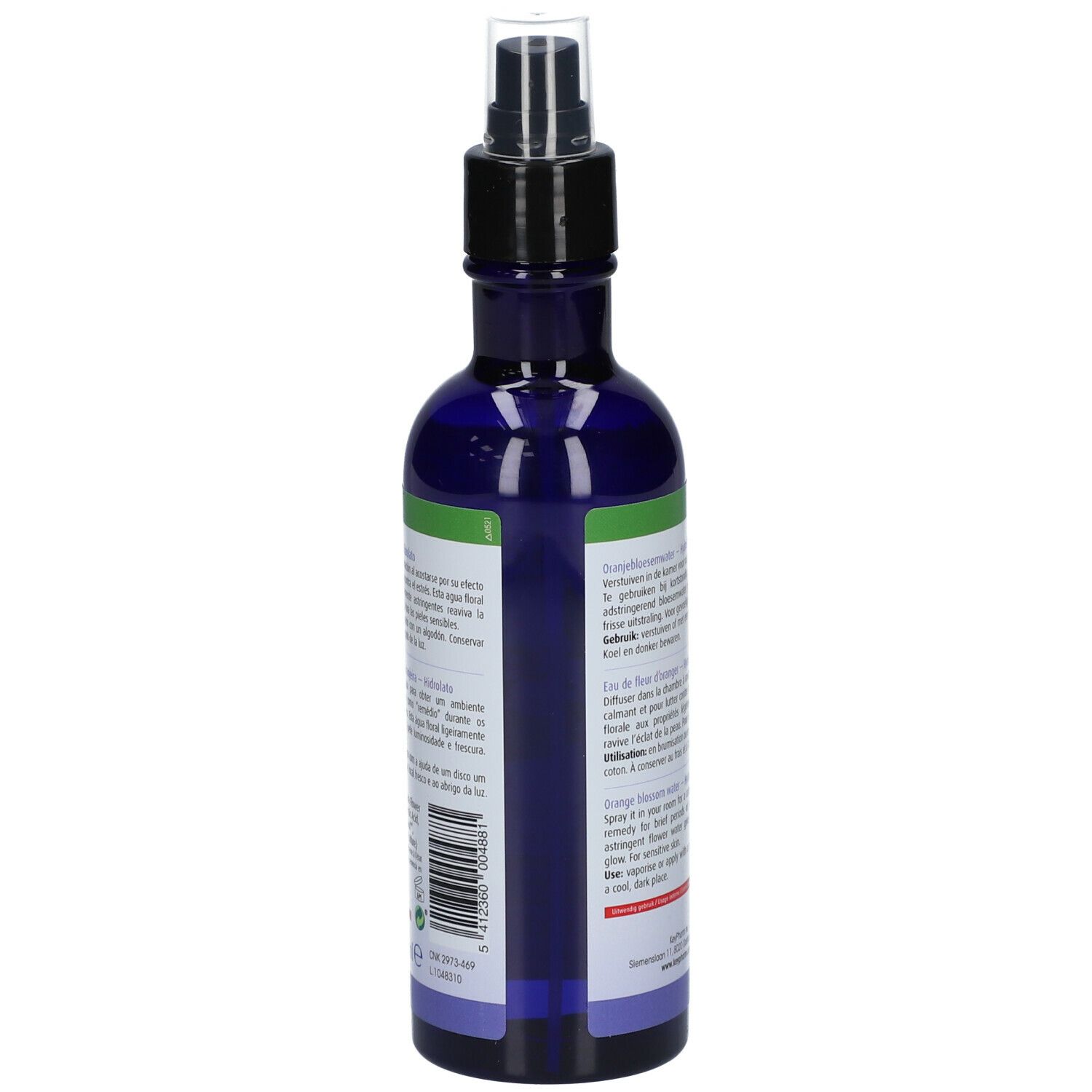 Achterkant van de blauwe fles met tekst en barcode. Bevat informatie over het product.
