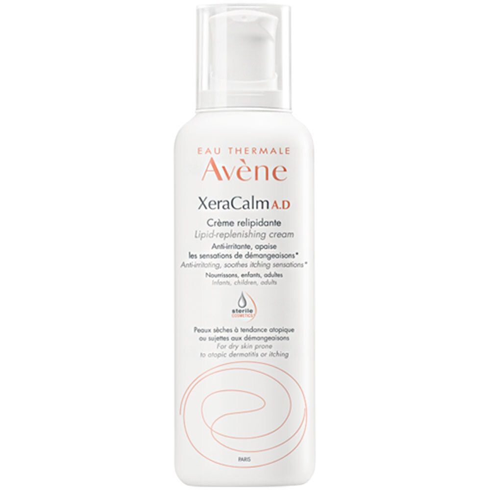 Weiße Flasche Avène XeraCalm A.D Creme. Produktname und Beschreibung auf der Vorderseite. Mit Spender.