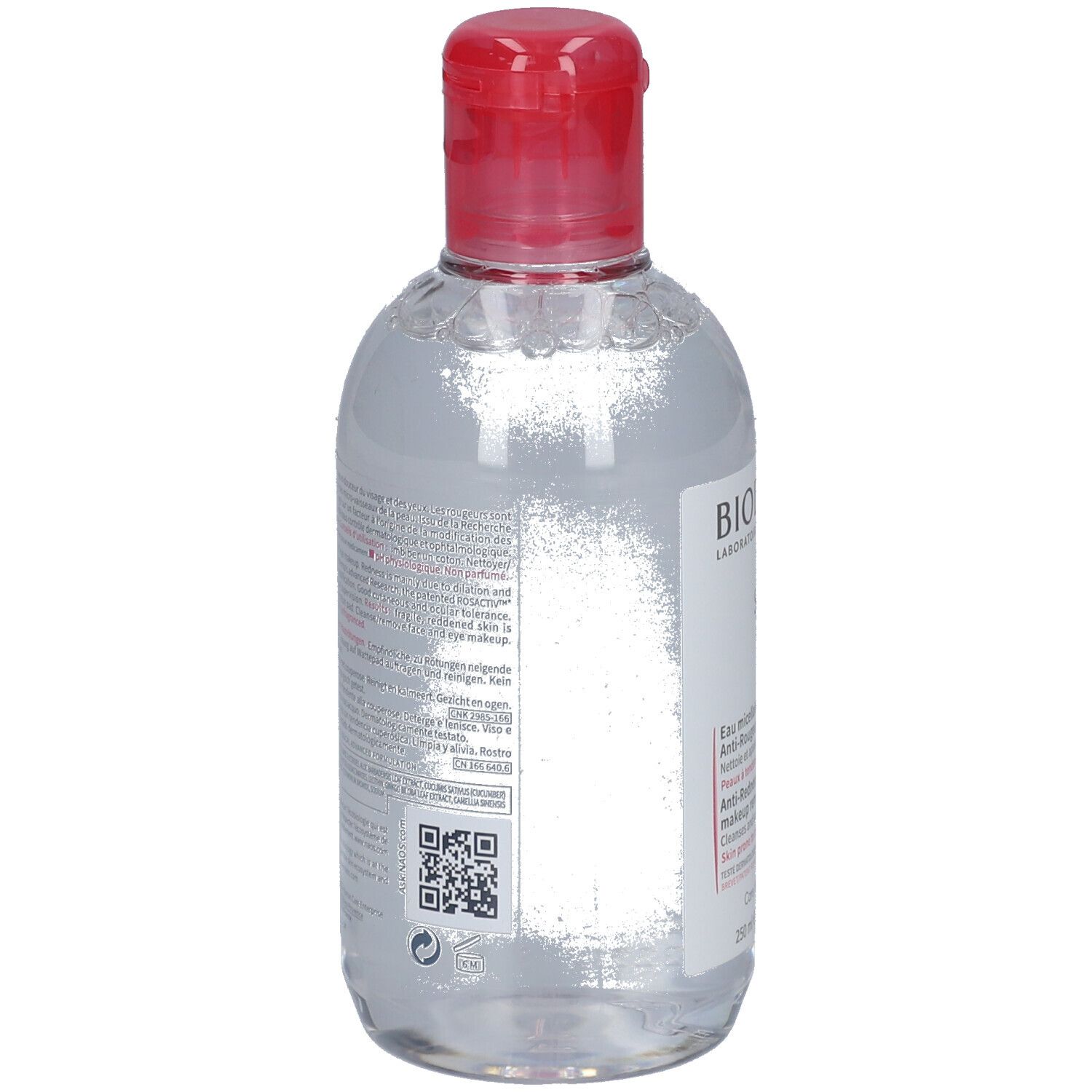 Rückseite einer transparenten Flasche mit rotem Deckel. Text und QR-Code auf dem Etikett.