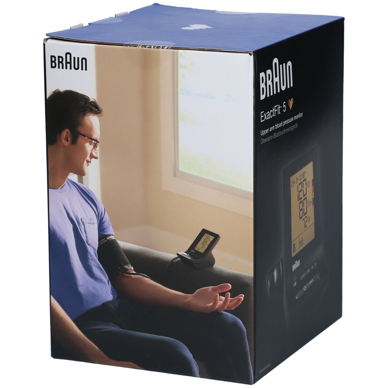 Emballage avec Braun ExactFit 5. Homme mesurant la tension artérielle. Appareil et brassard visibles. Fenêtre en arrière-plan.