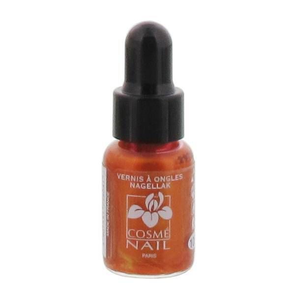 Nagellackflasche mit schwarzem Verschluss. Orangefarbener Inhalt. Aufschrift: Cosmé Nail.