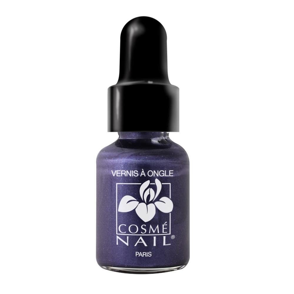 Donkerblauwe nagellakfles met zwarte dop. Opschrift: Cosmé Nail Paris, Vernis à Ongle.