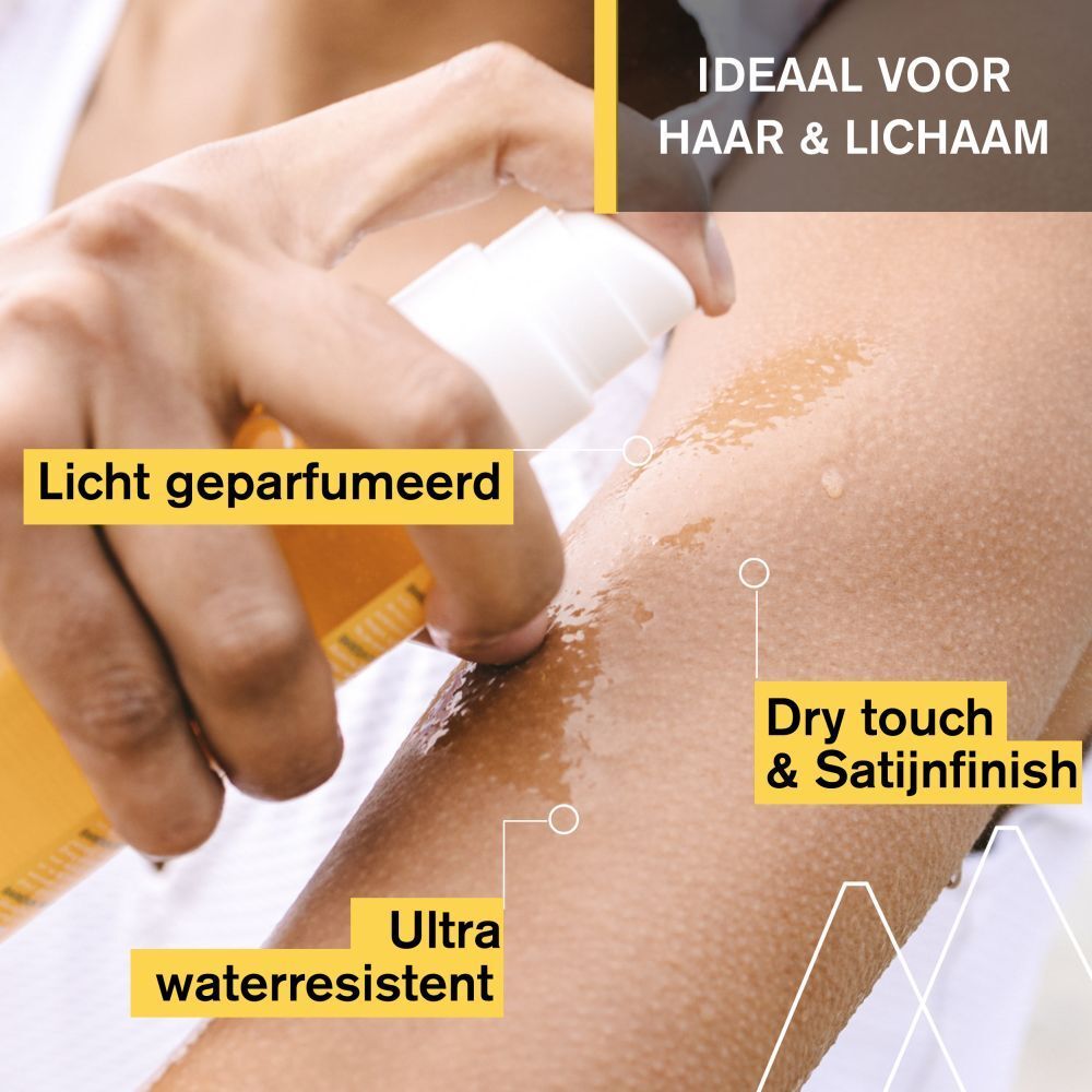 Arm met aangebrachte vloeistof. Tekst: Licht geparfumeerd, Ultra waterresistent, Dry touch & Satijnfinish.