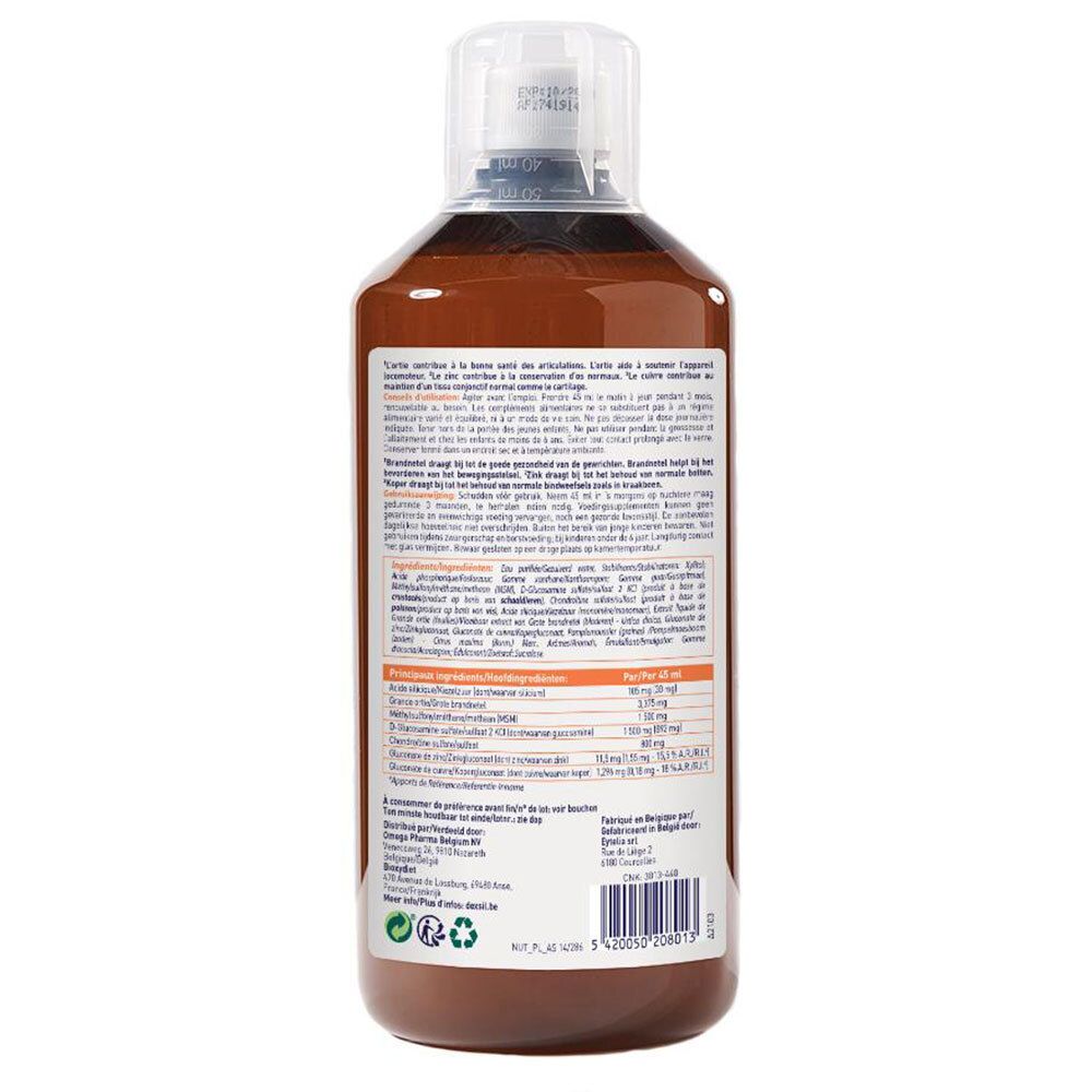 Achterkant van een bruine fles. Tekstinformatie en voedingstabel. Groene recyclagesymbolen.