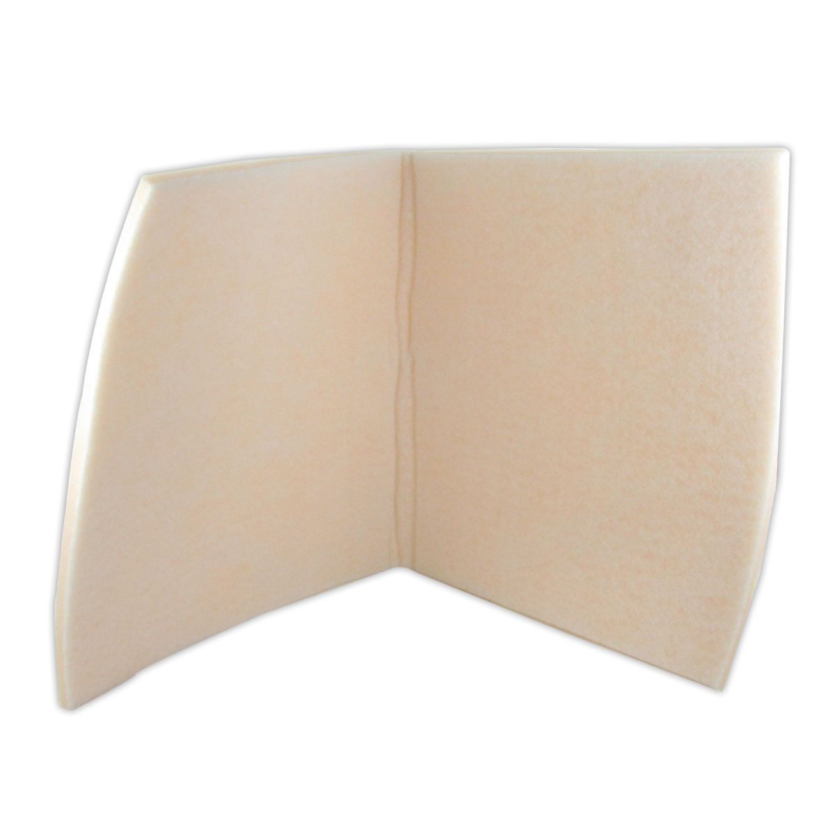 Tampon en mousse beige plié. Forme carrée avec bords arrondis. Couture au centre.