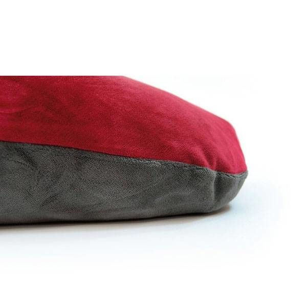 Coussin bicolore, rouge et gris. Aspect velours. Vue d'angle.
