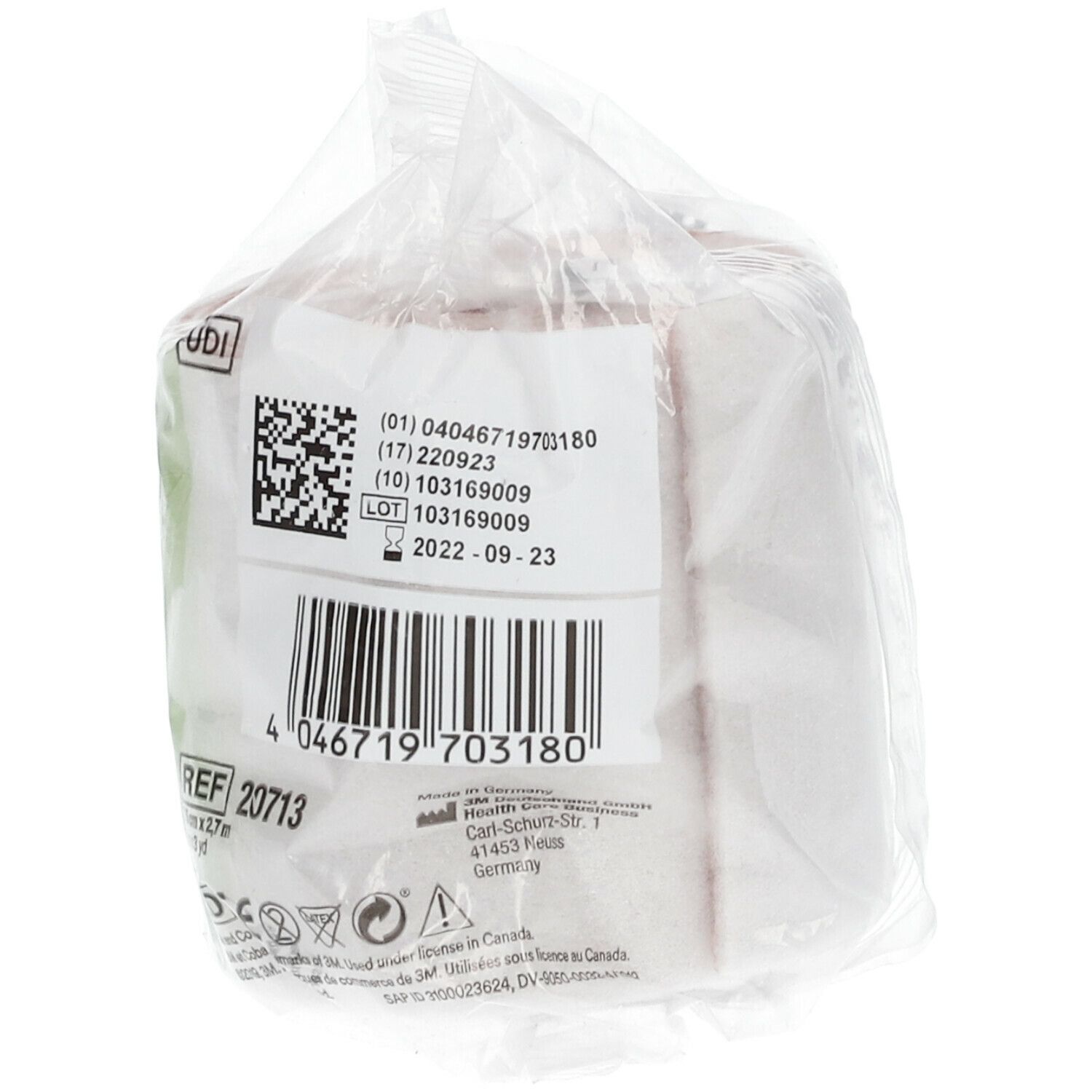 Verpackung mit Etikett. Barcode, Chargennummer, Verfallsdatum. Herstelleradresse. Weißes Verbandmaterial.